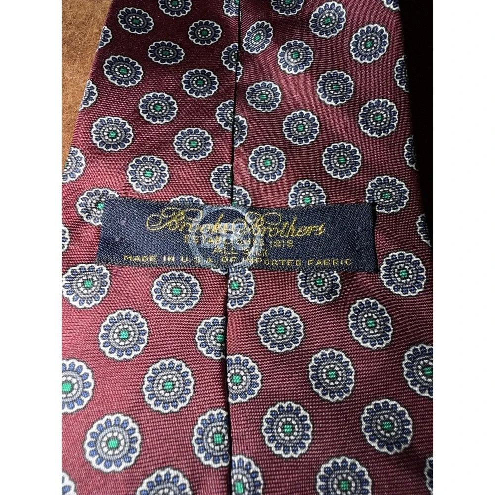 Brooks Brothers Burgundy Geometric Silk Woven Mens Tie Red Medallion Made in USA